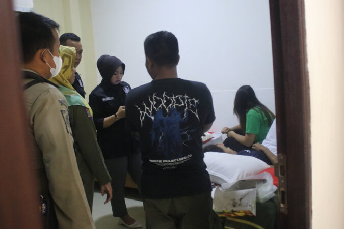 Personel Satpol PP Padang mengamankan pasangan di kamar penginapan (Foto: Humas)