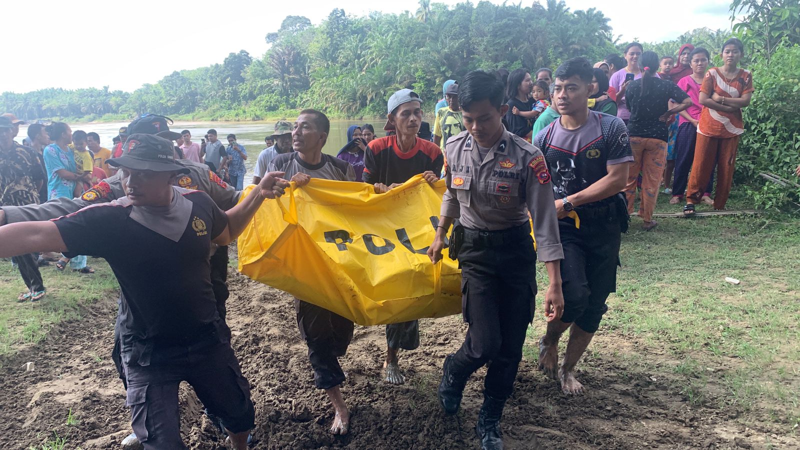 Tim gabungan mengangkat jenazah korban hanyut di Sungai Batanghari