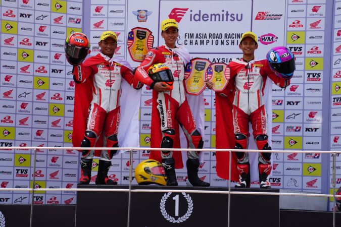 Pebalap Astra Honda naik podium di Asia Road Racing Championship (ARRC) kelas Asia Production 250cc (AP250) di Sepang International Circuit, Malaysia, Sabtu, 13 Mei 2023. (Foto: Astra Honda)