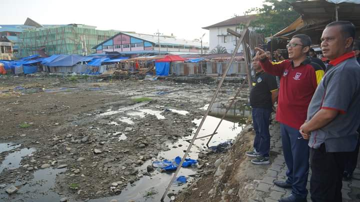 Wali Kota Padang, Hendri Septa memantau perobohan Bangunan Vase VII Pasar Raya Padang 