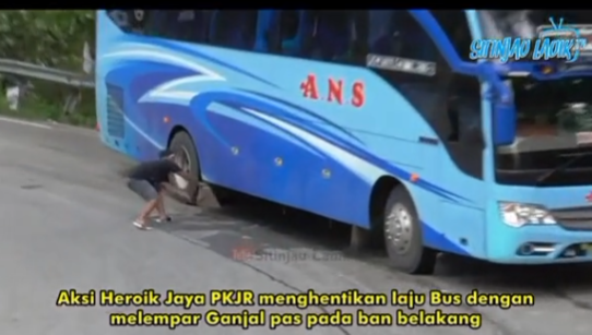 Tangkap Layar video aksi PKJR Sitinjau Lauik hentikan mobil ANS (Video Sitinjau Lauik TV)