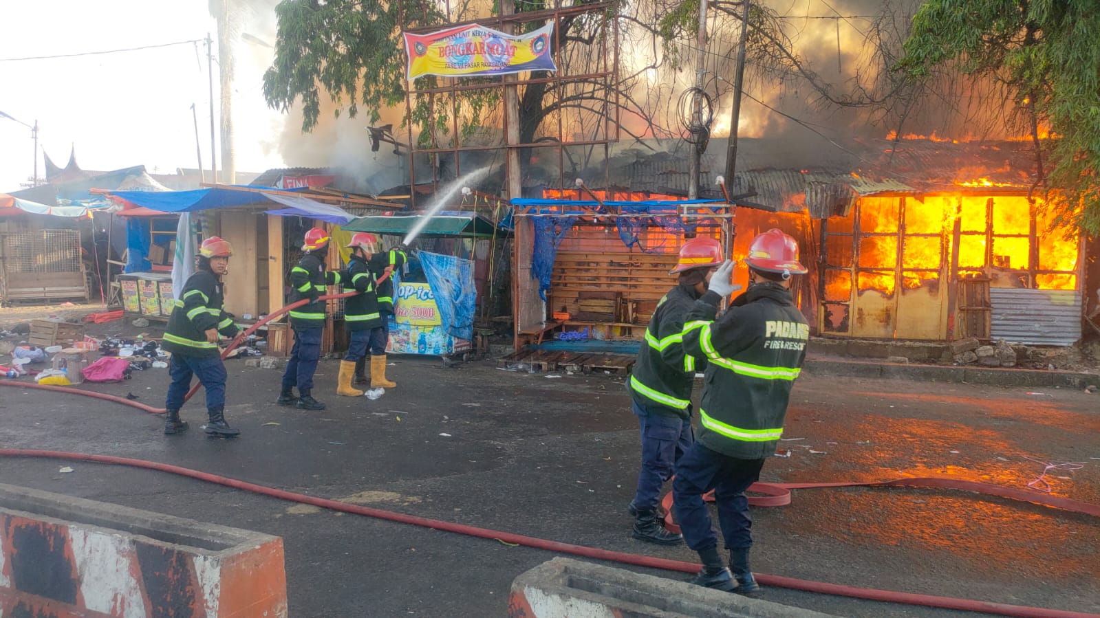 Personel Pemadam Kebakaran Kota Padang berusaha memadamkan api (Foto: Dinas Pemadam Kebakaran Kota Padang)