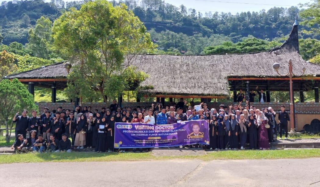 Peserta Visiting Doktor yang diadakan UIN MY Batusangkar berfoto bersama. (Foto: Halonusa.com)