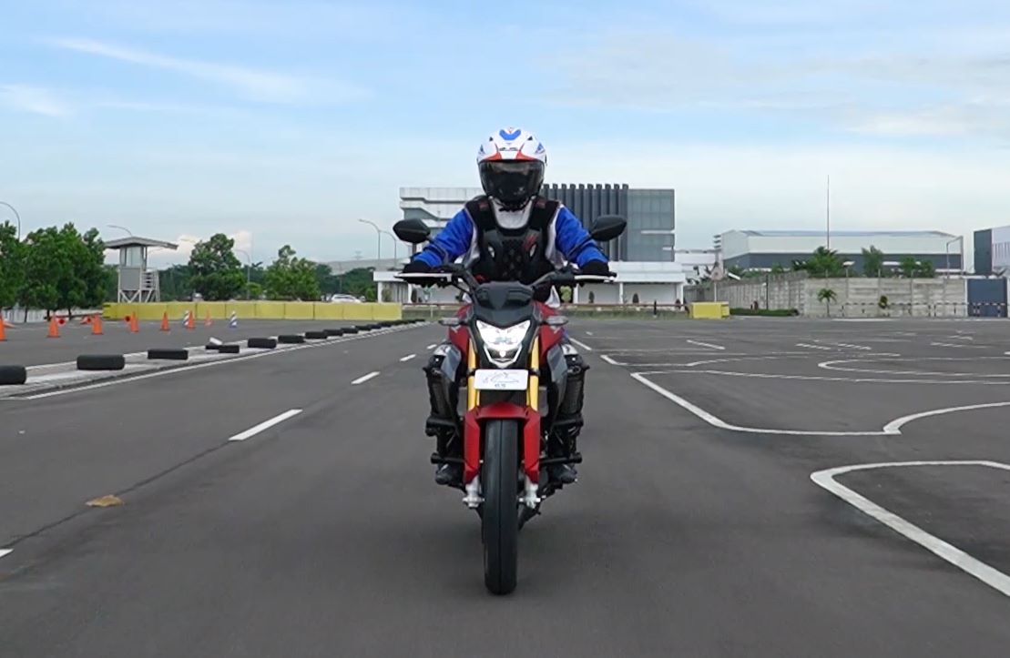 Tips berkendara baik serta menggunakan engine break diwaktu yang tepat. (Foto: Honda Hayati)