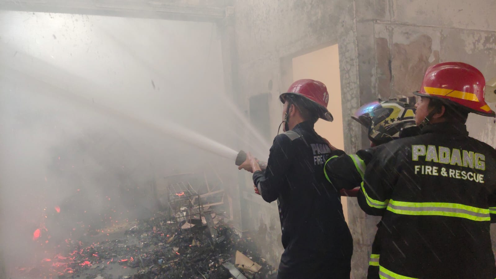 Tim Damkar Padang melakukan pemadaman api (Foto: Damkar Padang )