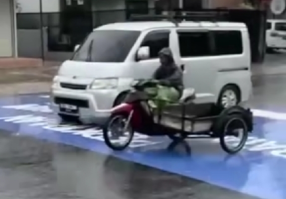 Marka jalan di depan SPBU Sawahan Padang diduga jadi penyebab tergelincirnya sejumlah pengendara motor. (Foto; Instagram @info_padang24)