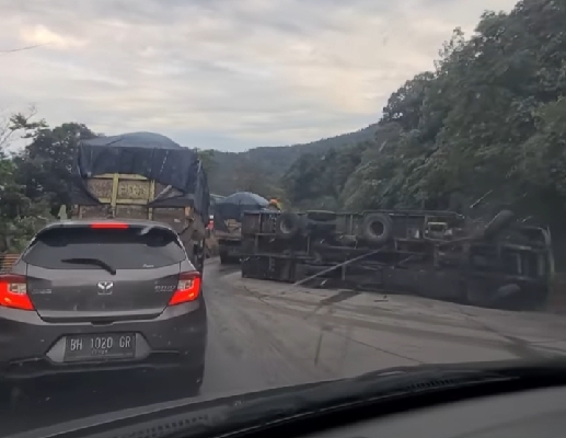 Kondisi jalan di Sitinjau Lauik. (Foto: Instagram @infosumbar)