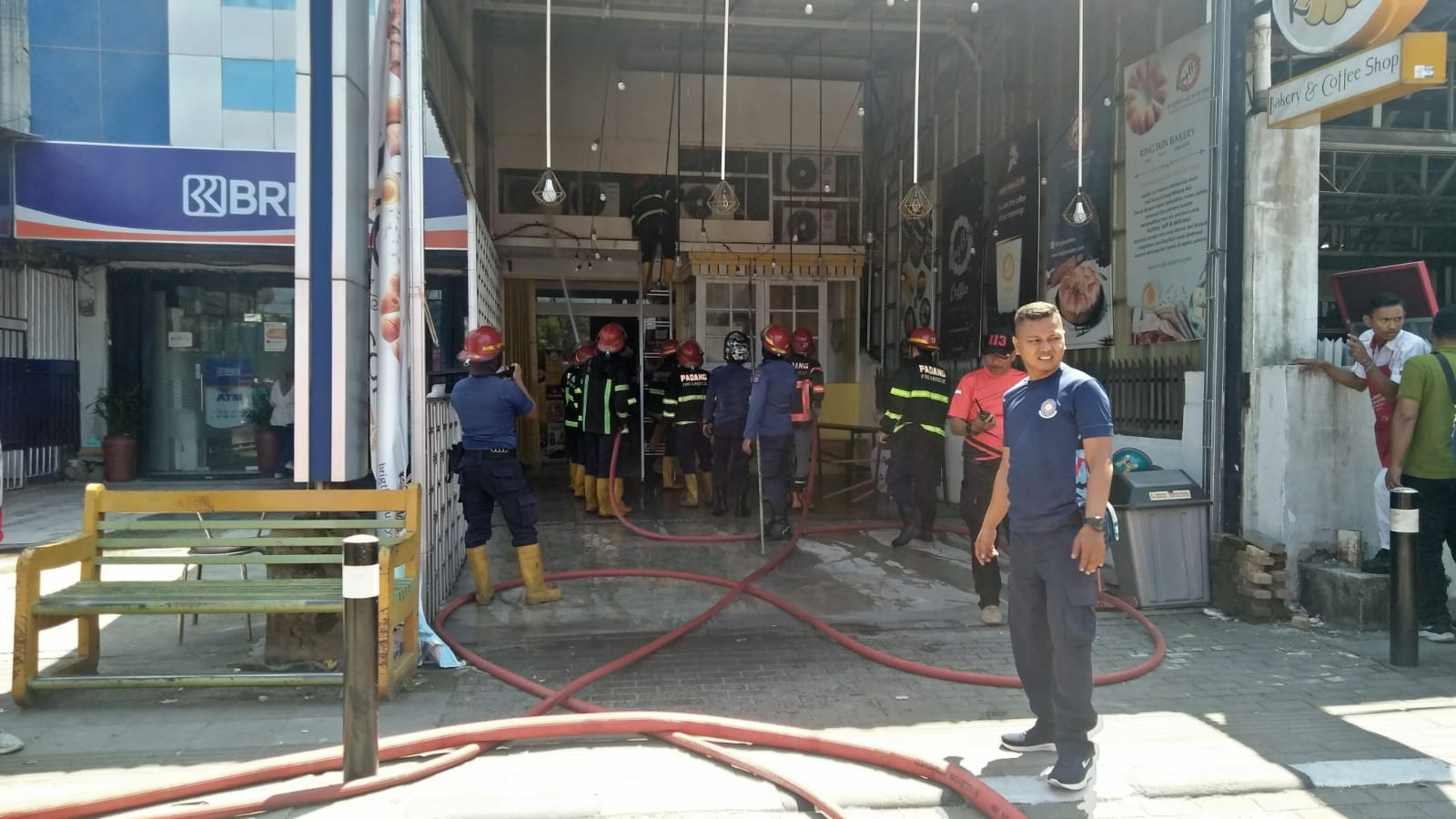 Damkar sedang melakukan pemadaman api di Toko Ring Bun. (Foto: istimewa)