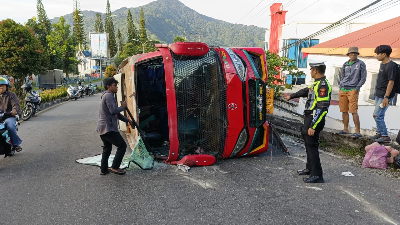 Bus Sipirok Nauli Terguling di Padang Panjang. (Foto: istimewa)