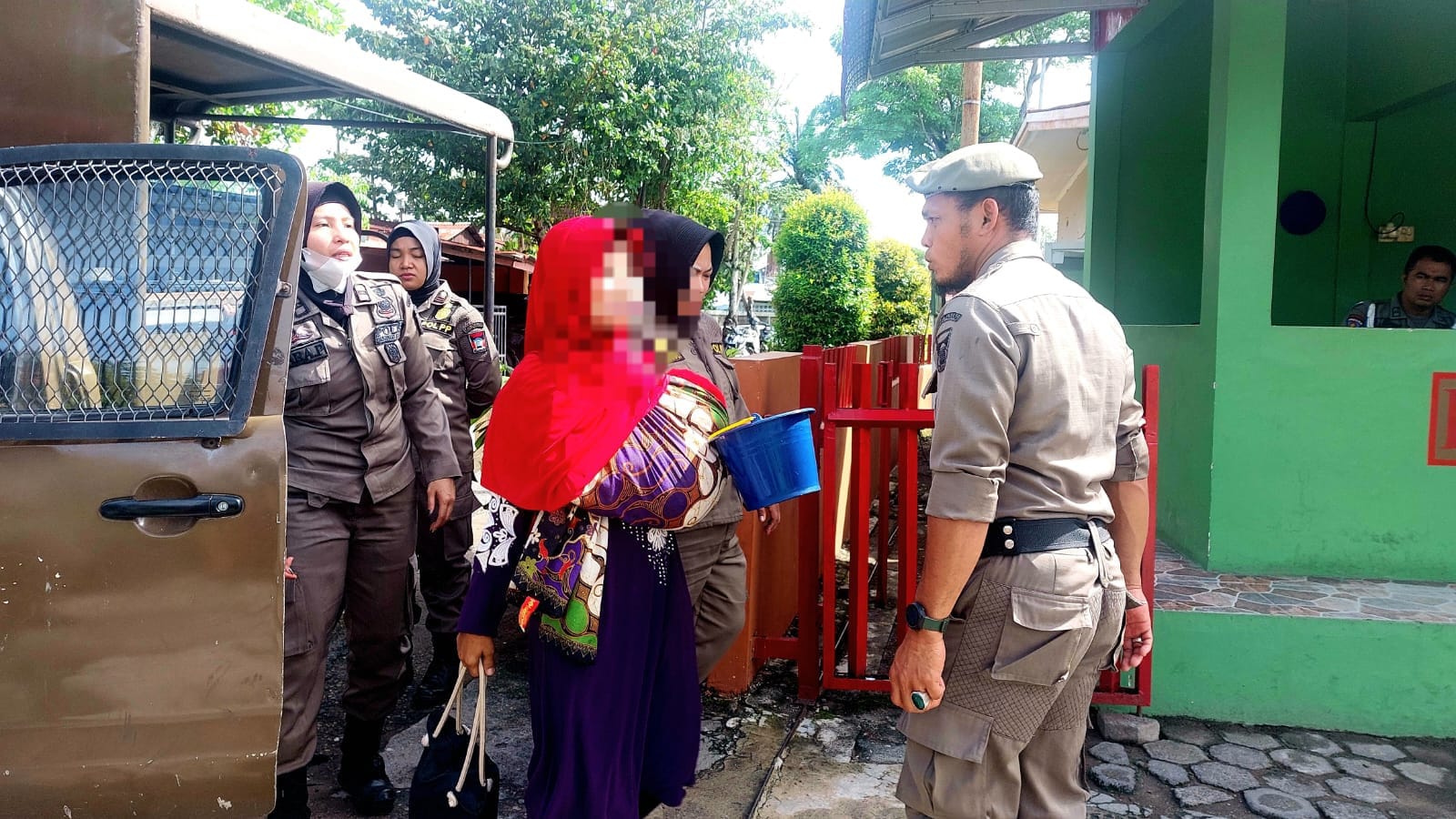 Satpol PP Kota Padang amankan ibu yang bawa bayi minta-minta di Jalan Bagindo Aziz Chan pada Senin, 26 Juni 2023.