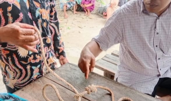 Petugas melakukan penyelidikan pemuda yang tewas di Sijunjung. (Foto: SS Instagram @info_padang24)