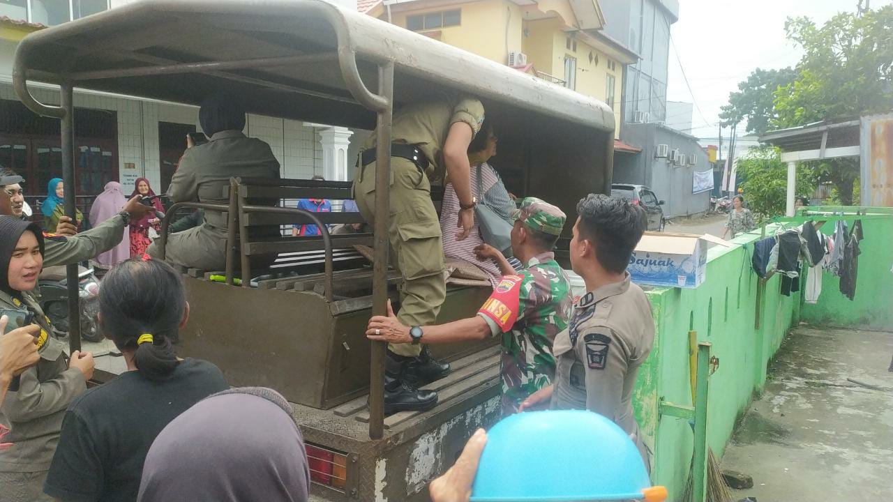 Satpol PP Padang amankan wanita paruh baya di lokasi penginapan Penas Tani. (Foto: istimewa)