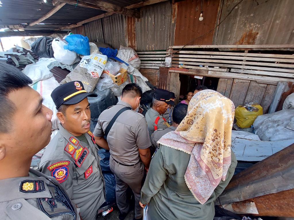 Satpol PP Padang mendatangi pemilik barang bekas di Kalawi. (Foto: istimewa)