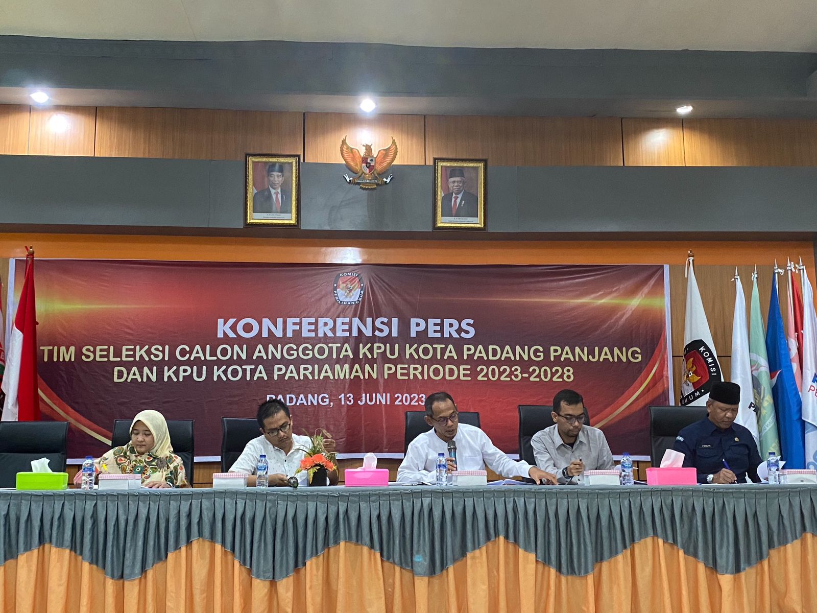 Anggota Timsel Calon Anggota KPU Kota Padang Panjang dan Pariaman, Ulya, SE,Ak, dalam konferensi pers yang digelar timsel, Selasa (13/6) di Aula Kantor KPU Sumbar.
