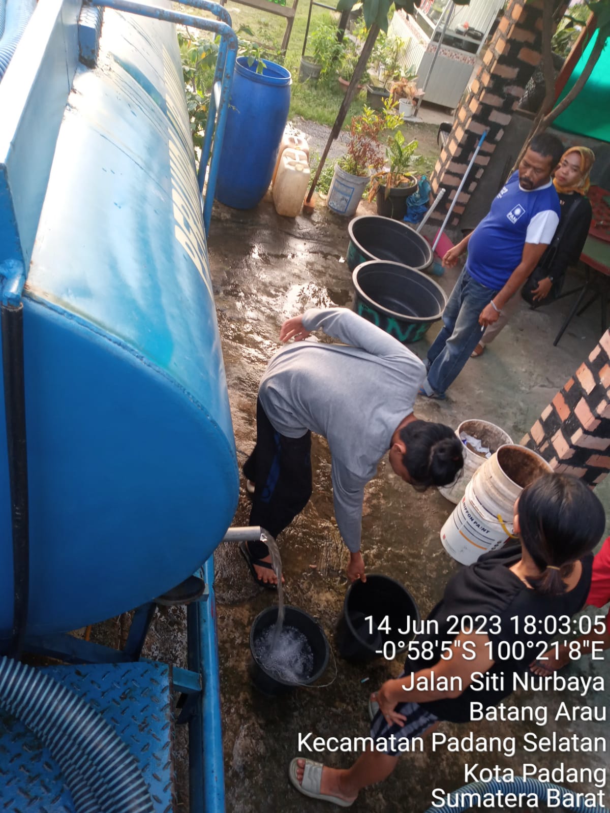 Perumda AM Padang turunkan mobil tangki bantu warga. (Foto: istimewa)