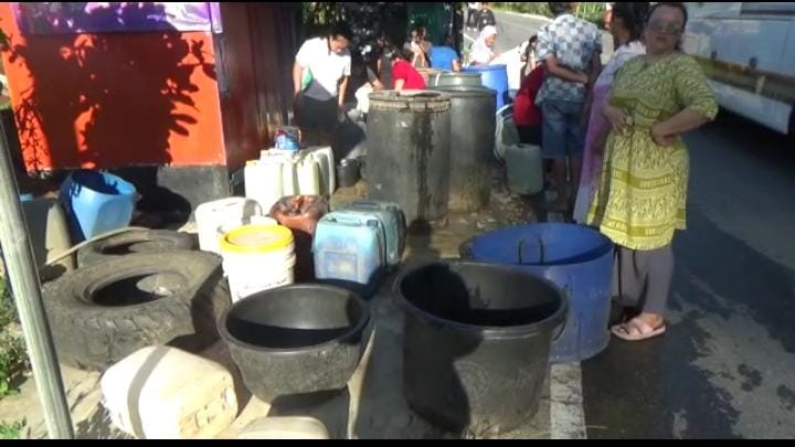 Warga menampung air bersih bantuan dari BPBD Kota Padang. (Foto: Istimewa)