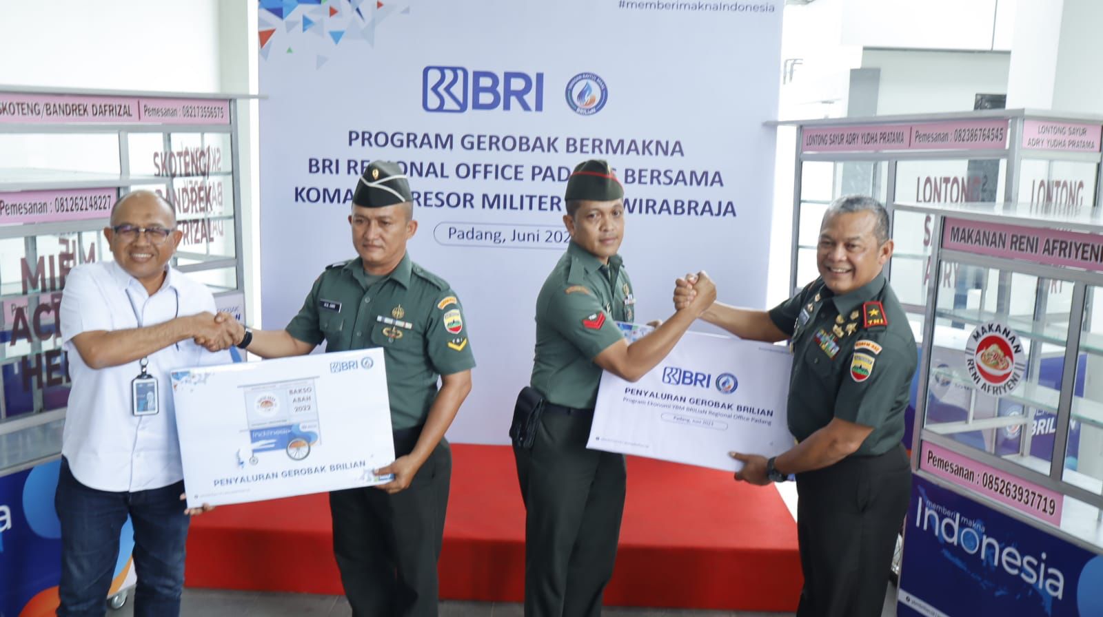 Penyaluran gerobak BRILiaN dari YBM BRILiaN kepada UMKM binaan Korem 032/Wirabraja yang menyebar di seluruh Sumbar. (Foto: Dewi Fatimah/Halonusa.com)