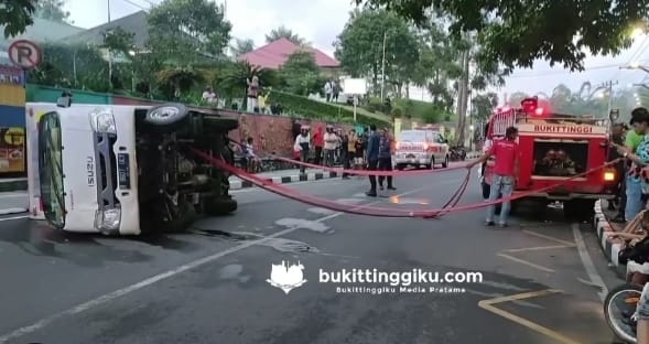 Truk terguling di Panorama Bukittinggi sudah dievakuasi. (Foto: SS Instagram @bukittinggiku.id)