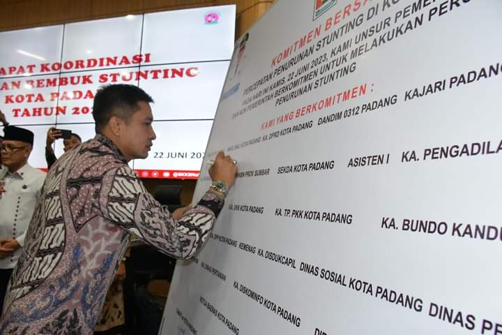 Wakil Wali Kota Padang Ekos Albar pada kegiatan Rakor TPPS dan Rembuk Stunting Tingkat Kota Padang di Balaikota Padang disadur dari Facebook Diskominfo Kota Padang, Jumat, 23 Juni 2023. (Foto: Diskominfo Kota Padang)