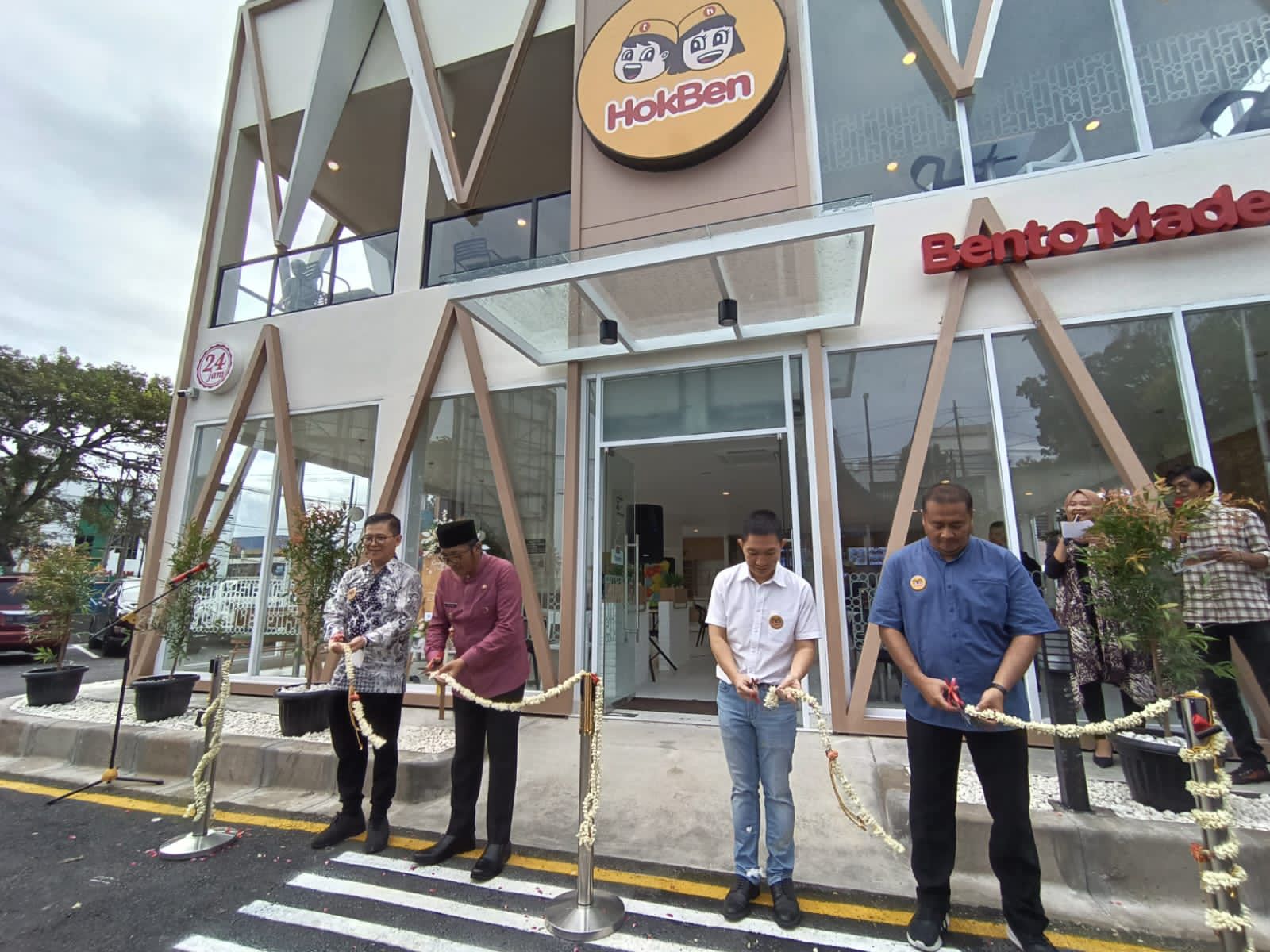 Peresmian gerai ke-3 hokben yang diresmikan oleh Direktur Operasional PT. Eka Bogainti (Hokben), Sugiri Willim bersama Walikota Padang, Hendri Septa.