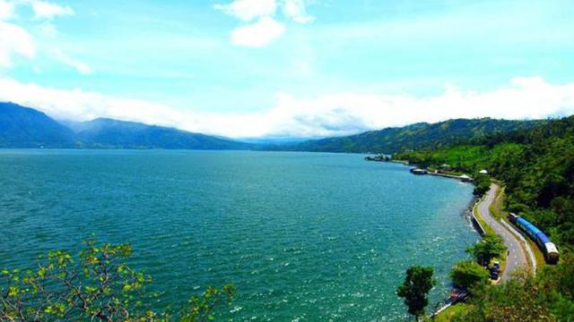 Danau Singkarak. (Foto: Dinas Penanaman Modal, Pelayanan Terpadu Satu Pintu dan Tenaga Kerja)