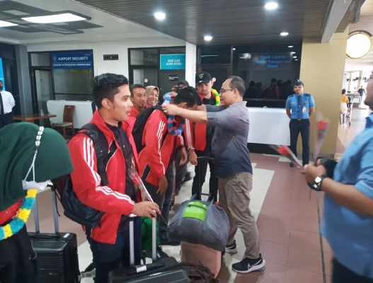 Ketum Umum (Ketum) Komite Olahraga Nasional Indonesia (KONI) Ronny Pahlawan menjemput tim ke Bandara Inernasional Minangkabau (BIM). (Foto: Istimewa)