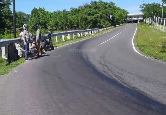 Tumpahan minyak di Ulakan Padang Pariaman. (Foto: Instagram @infisumbar)