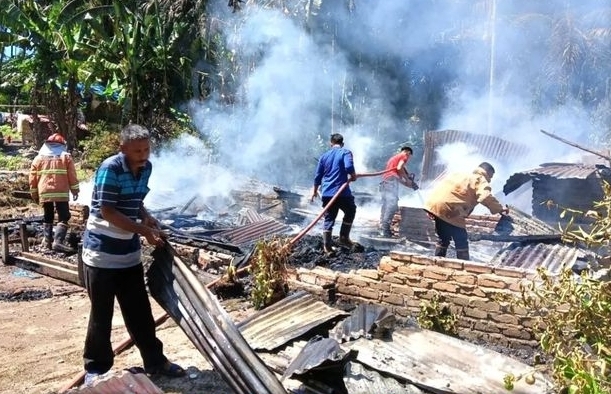 Kebakaran di Sungai Geringging Padang Pariaman. (Foto: Instagram @humassatpolppdamkarpdgpariaman)