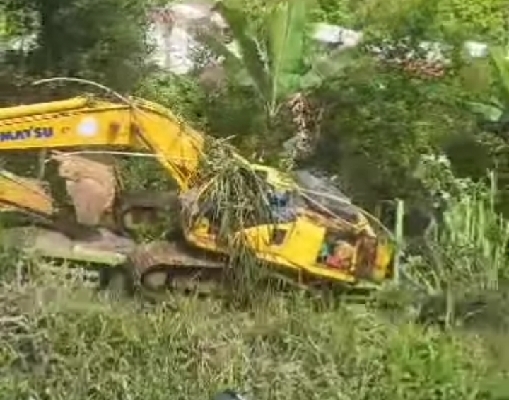 Truk angkut excavator masuk jurang. (Foto: SS Instagram @sumbar.co.id)