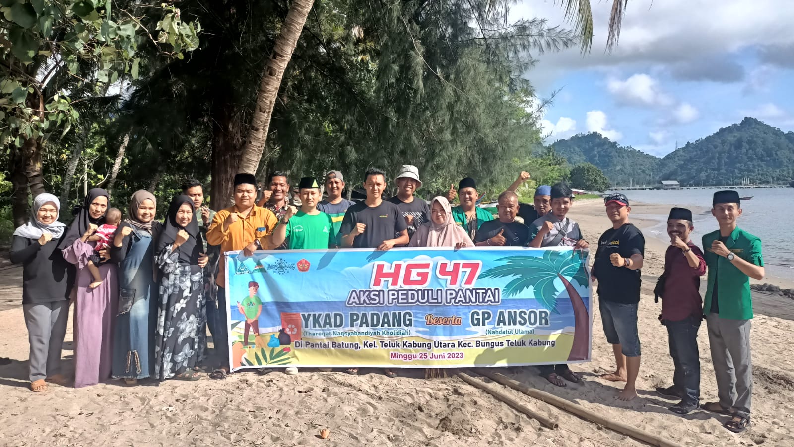 Jamaah Naqsabandiyah dan Kader Gerakan Pemuda (GP) Ansor di Padang menggelar aksi bersih pantai.