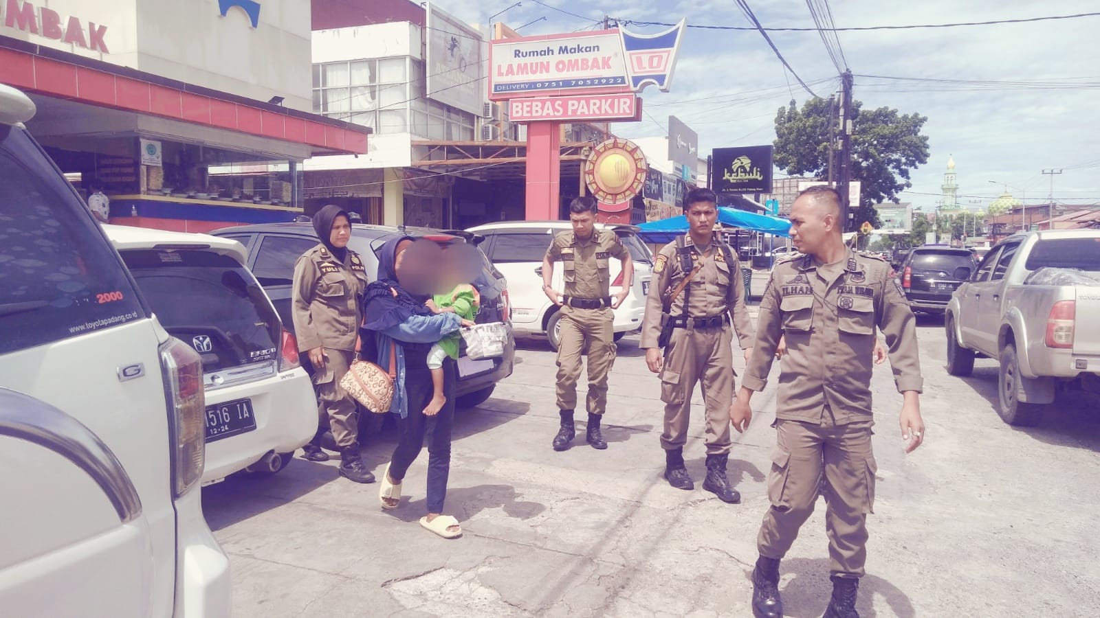 Pengemis bawa balita ditangkap Satpol PP Padang. (Foto: istimewa)