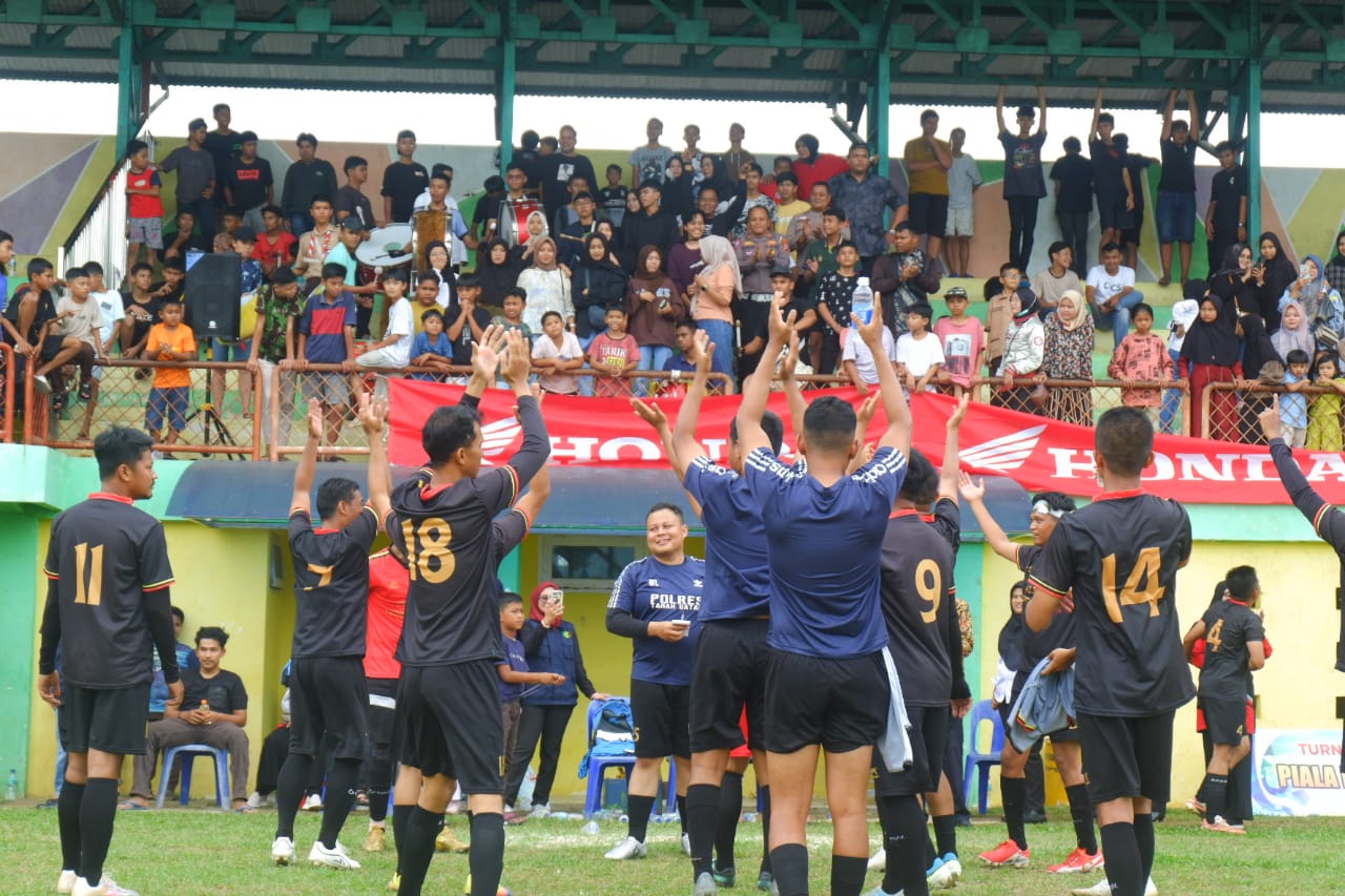 Polres Tanah Datar berhasil meraih kemenangan 2-0 atas Polres Dharmasraya. (Foto: istimewa)