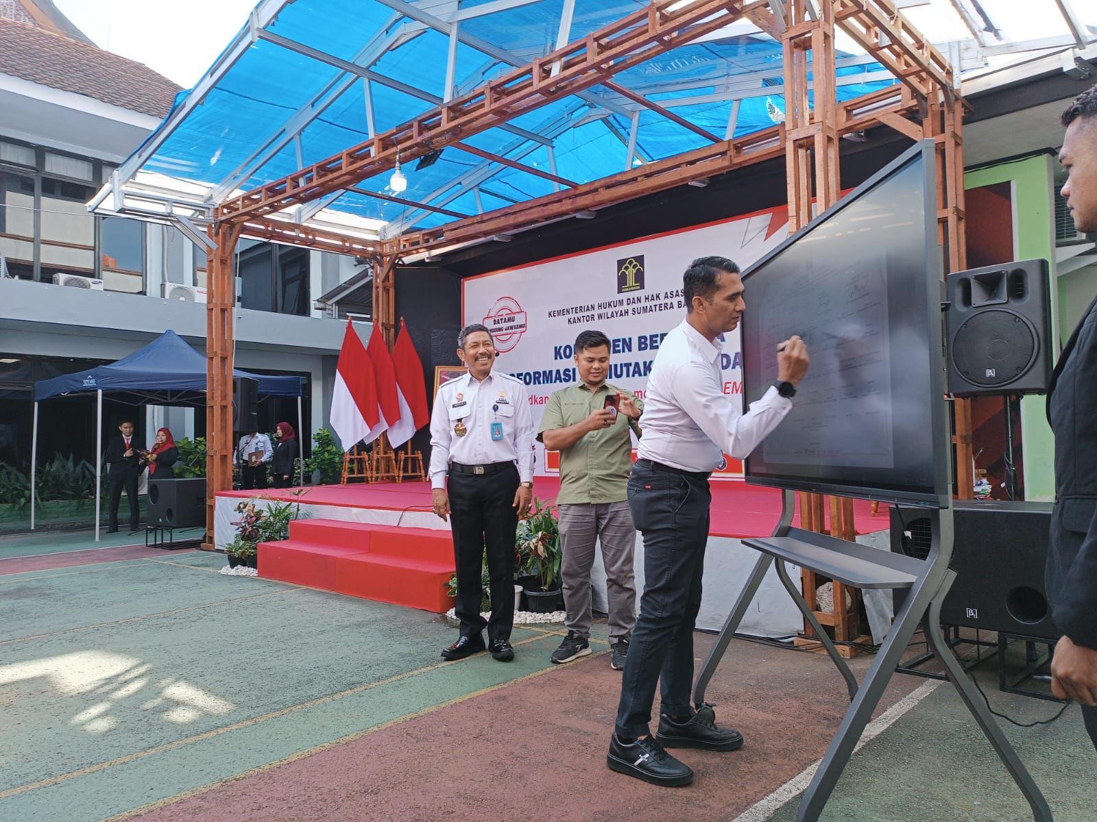 Penandatanganan komitmen bersama Transformasi Pemutakhiran Data Sistem Informasi Kepegawaian oleh Jajaran Kanwil Kemenkumham Sumbar, Jumat (16/6/2023).