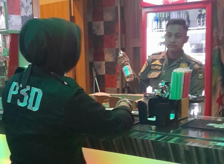 Satpol PP Kota Padang melkaukan pengawasan ke tempat karaoke. (Foto: istimewa)