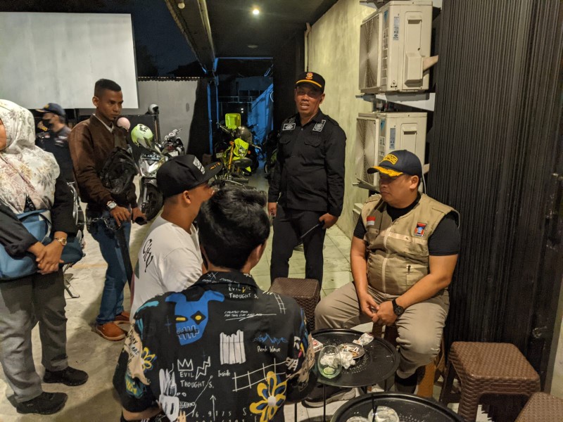 Satpol PP Kota Padang melakukan razia di sejumlah kafe. (Foto: Istimewa)