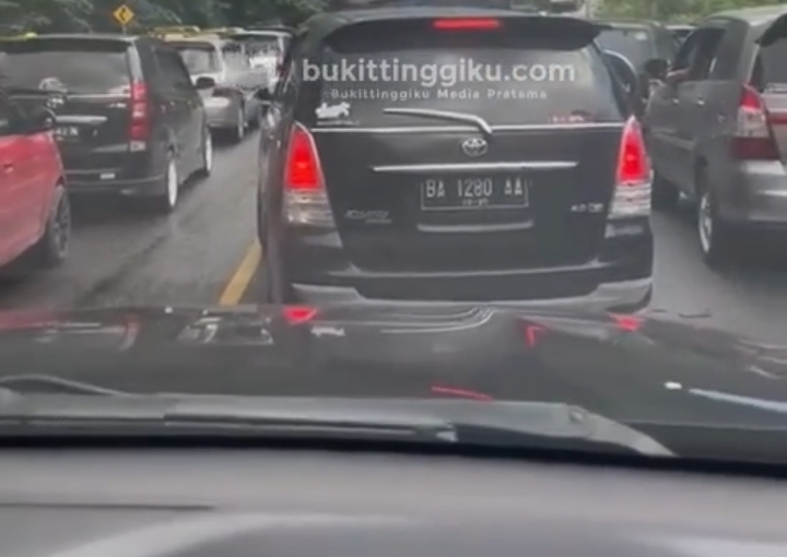 Kawasan Silaiang macet parah akibat truk rusak. (Foto: SS Instagram @bukittinggiku.ig)