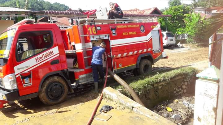 Damkar Kota Padang membersihkan lumpur di Masjid Al-Mubarok. (Foto: Facebook Diskominfo Kota Padang)