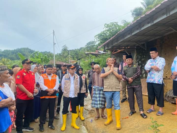 Plt Kepala Pelaksana Badan Penanggulangan Bencana Daerah (BPBD) Kota Padang, Yenni Yuliza mengunjungi korban banjir. (Foto: Facebook Diskominfo Kota Padang)