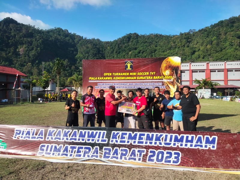 Tim Soccer Jurnalis (Soju) meraih juara ketiga dalam ajang 7×7 minisoccer turnamen Kemenkumham Cup 2023 yang digelar di lapangan minisoccer Rutan Anak Aia sejak awal bulan lalu. (Foto: Istimewa)