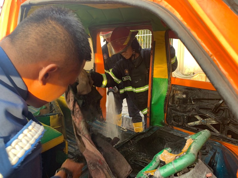 Angkot terbakar di Kota Padang.