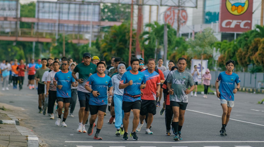 Komunitas lari Padang Trail Runners (PTR) ramaikan kegiatan Sunday Morning Run serta aktifitas sosial donor darah PT Hayati Pratama Mandiri, Minggu (23/07). (Foto: Honda Hayati)