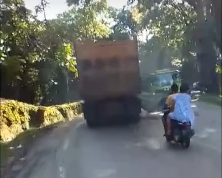 Aksi kejar-kejaran sopir truk pencuri kabel di Sitinjau Lauik. (Foto: SS Instagram @padang_tv)