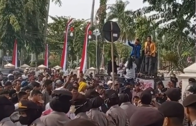 Mahasiswa demo di Kantor Gubernur Sumbar.