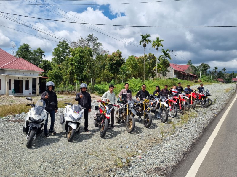 Honda Hayati serta komunitas sepeda motor AHSB mendukung pebalap Astra Honda pada gelaran balap motocross dunia FIM MXGP.