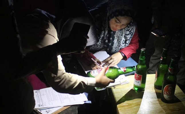 Petugas Satpol PP saat mengamankan minuman beralkohol dari tempat karaoker di Padang, Sabtu (8/7/2023) dihihari. (Foto: Satpol PP Padang)