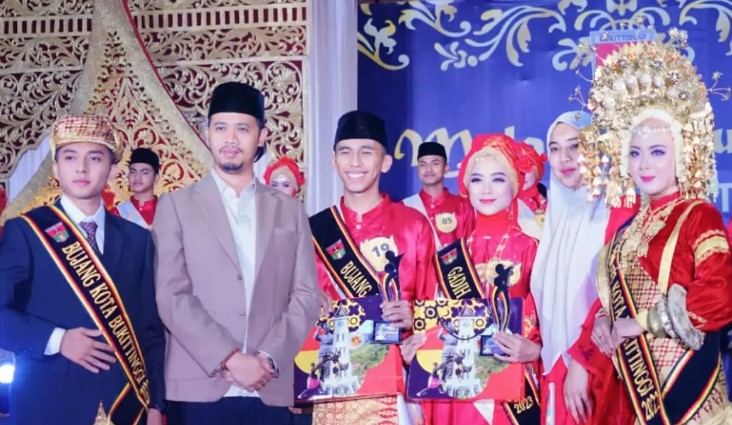 Bujang jo Gadih Bukittinggi 2023 bersama Wali Kota Erman Safar. (Foto: Pemko Bukittinggi)