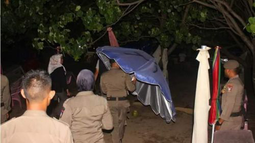 Payung ceper di Pantai Muaro Lasak dibongkar Satpol PP Kota Padang pada Selasa, 11 Juli 2023 malam. (Foto: istimewa)