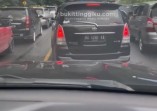 Kawasan Silaiang macet parah akibat truk rusak. (Foto: SS Instagram @bukittinggiku.ig)