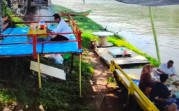 Pondok makan di tepi sungai. (Foto: SS YouTube Herlina Basri)