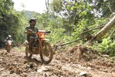 Gubernur Sumbra, Mahyeldi Ansharullah meninjau jalan dewan Bayang-Alahan Panjang. (Foto: Istimewa)